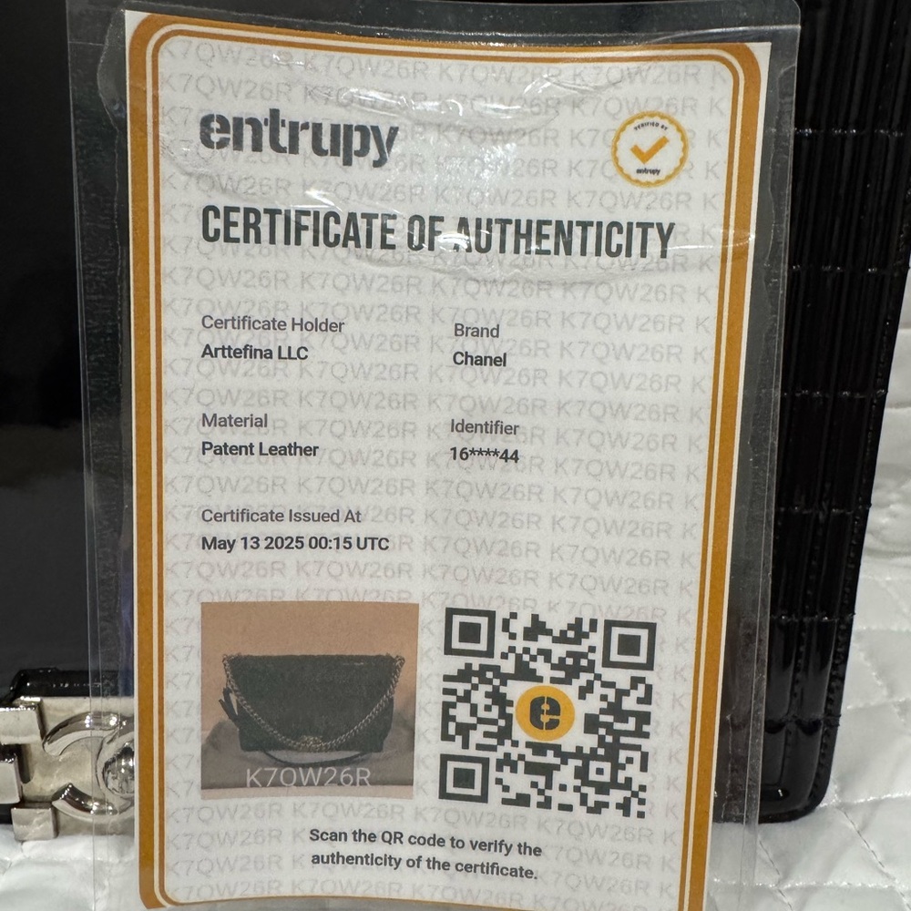 CHANEL black patent boy bag with silver hardware . - Picture 11 of 15